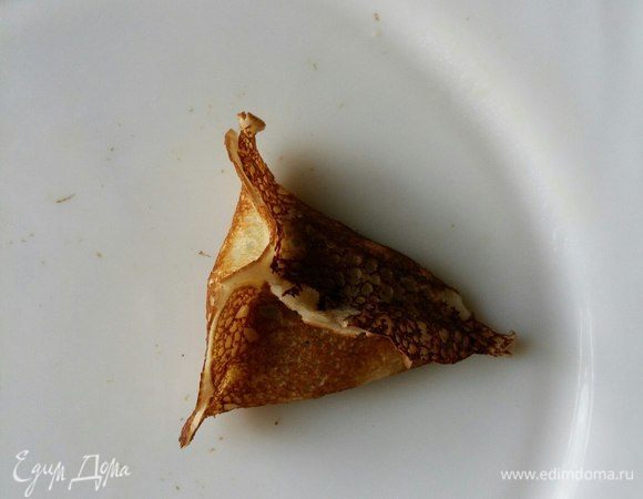 Вот такой. Пока блинчик горячий, склеивать треугольник очень легко.