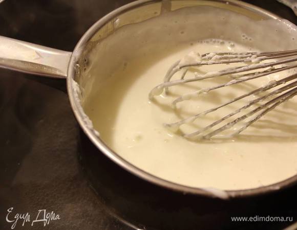 На водяной бане размешиваем крем-сыр с молоком до однородности.