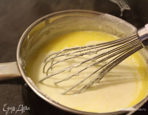 Добавляем размягченное сливочное масло и размешиваем, не даем закипеть.