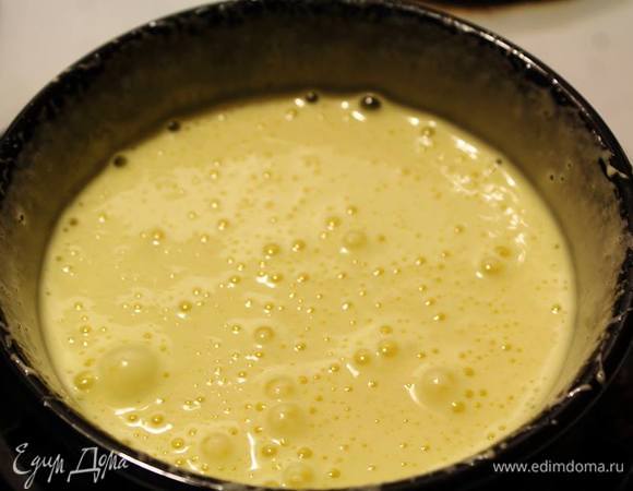 Взбиваем желтки с 40 г сахара до состояния устойчивой пены.