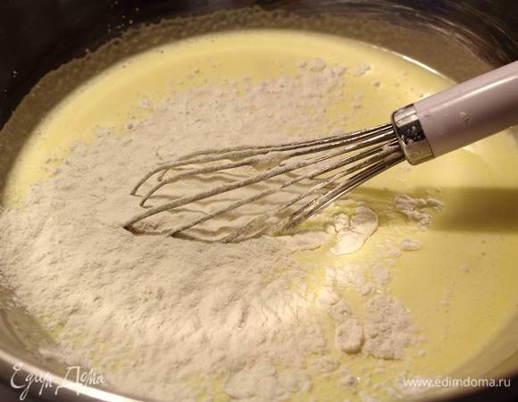 Смешиваем молочную смесь с желтками и аккуратно вмешиваем в нее крахмал и муку.