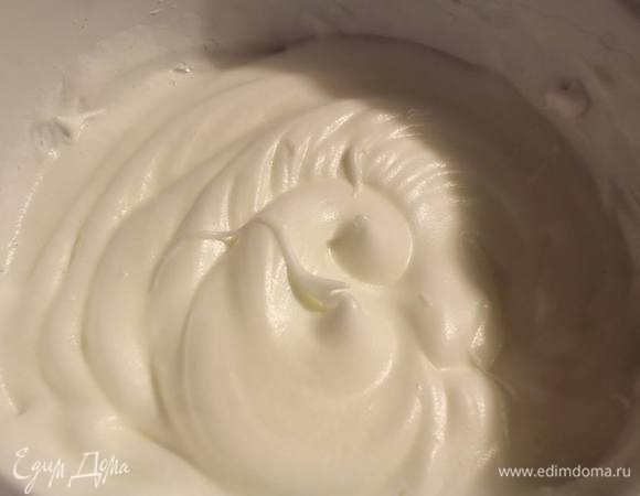 Белки взбиваем с оставшимся сахаром до устойчивых пиков.