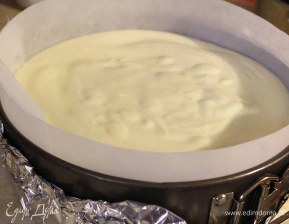 Аккуратно лопаткой, заворачивающими движениями вмешиваем их в тесто. Форму ставим в противень с бортиками и наливаем в него воды, где-то на палец толщиной. Отправляем в духовку 150°С на 1 час 20 минут.