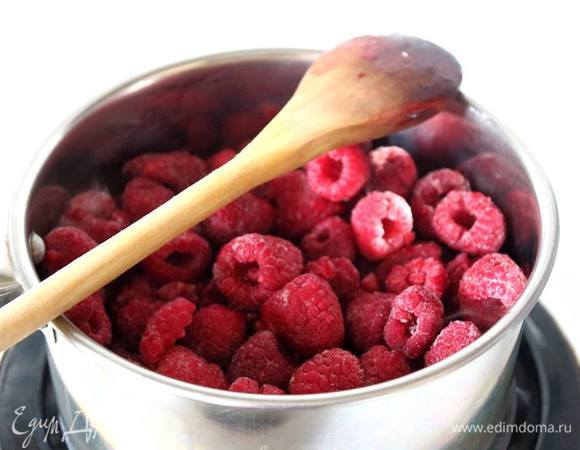 Для курда берем малину (можно свежую, можно замороженную), и на медленном огне доводим ее до кипения (она же пустит сок).