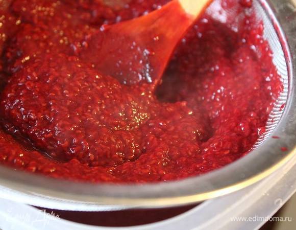 Перетираем готовую массу через сито, чтобы отделить косточки.