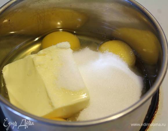 На маленьком огне или на водяной бане, постоянно помешивая, желтки, масло и сахар доводим до однородности.