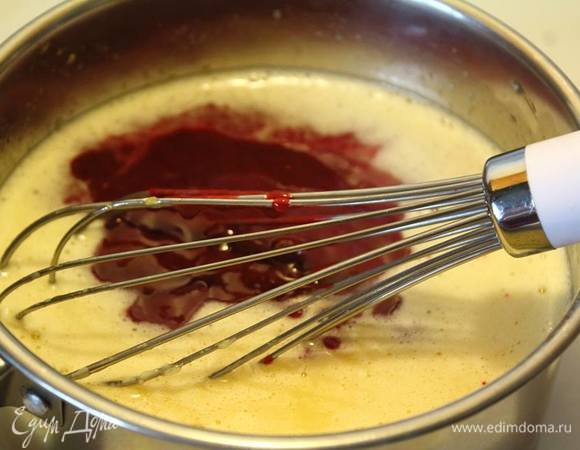 Добавляем малину и варим, постоянно помешивая, до загустения. Это не всегда происходит быстро:)) Но она загустевает:)