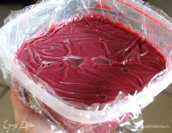 Переливаем в емкость для хранения, накрываем пищевой пленкой в контакт и даем остыть.