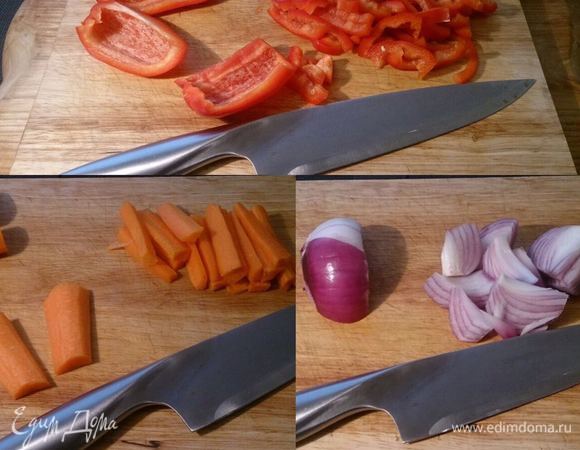 Нарезаем морковь и перец соломкой, лук на дольки.