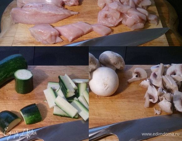 Курицу и цуккини тоже соломкой, грибы на 4 части.