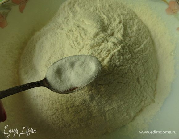 В муку добавляем соль и соду.