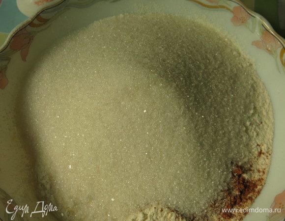 Насыпаем сахар. Количество можно уменьшить до 300 г.