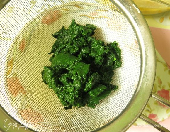 Отвариваем шпинат в кипящей воде, выкладываем его в холодную воду. Отжимаем и измельчаем.