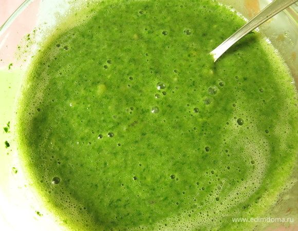 Кладем шпинатную массу к жидким компонентам.