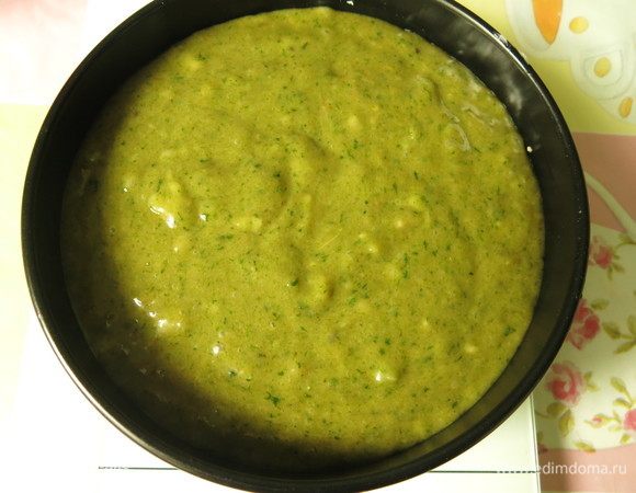 Разливаем тесто в формы (форму), диаметр 16 см, на одну порцию 380 г теста.