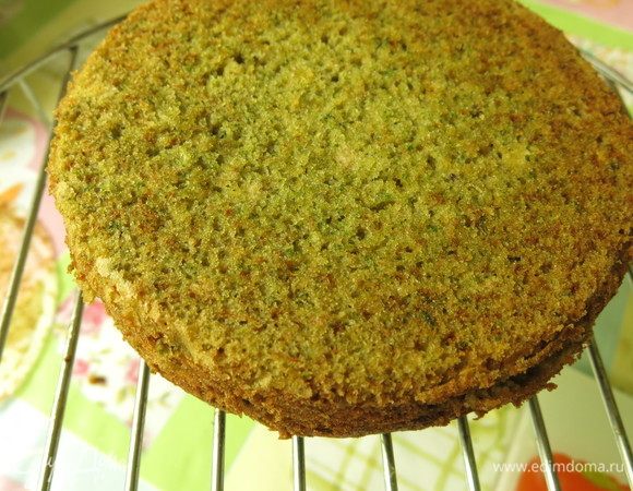 Выпекаем при 180°С 30 минут. Готовила в микроволновке, режим конвекция 40–50 минут. Промывала форму, убирала воду со стенок формы, застилала пергаментом и выпекала следующую порцию.