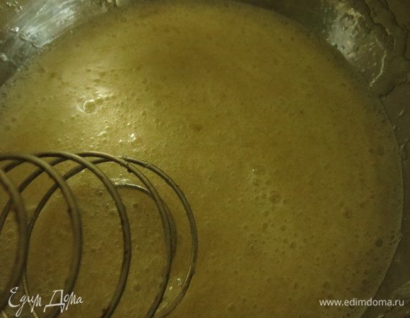 Соединяем белки с 190 г сахара, нагреваем до 62°С. У меня термометр, если прибор отсутствует, шарик сиропа прокатываем между пальцами,  сахар не должен ощущаться.