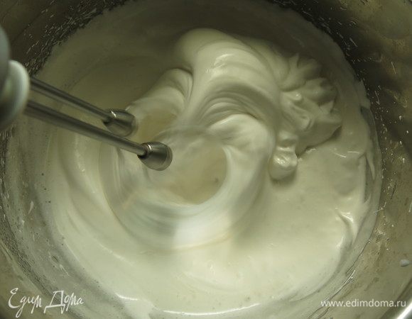 Сбиваем массу до пиков на максимальной скорости.