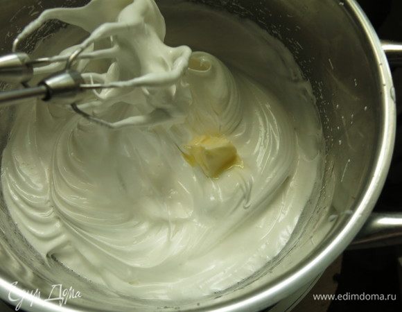 Масло комнатной температуры вводим по чайной ложке. Сбиваем на средней скорости, минимум 15 минут. Добавляем экстракт ванильный, ароматизаторы.