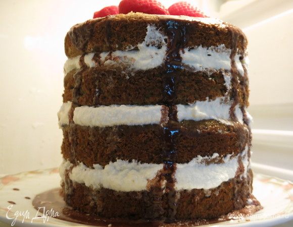 Ставим на ночь в холодильник. Украшаем ягодами. Это мой первый высокий голый торт. Как вариант можно срезать край, обнажить зелень торта, но тогда в диаметре торт будет еще меньше. Приятного аппетита!