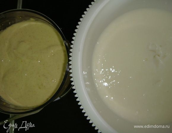 В кефир добавить соль, соду, сахар и перемешать.