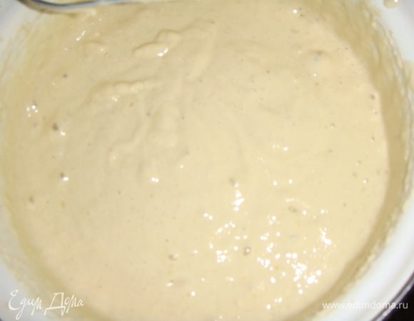 Просеять муку, всыпать манную крупу и взбить миксером. Влить банановое пюре, перемешать все и оставить тесто на 15 минут.