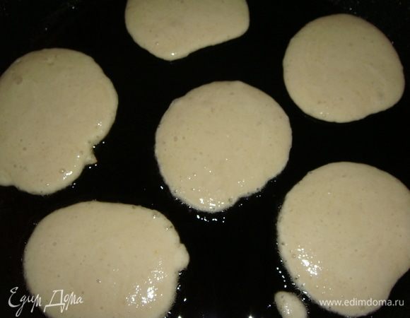 Сковороду разогреть, влить немного масла. Столовой ложкой выкладываем тесто, накрываем сковороду крышкой и жарим оладушки.