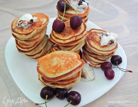 На еще теплые оладушки выложить мороженое и подавать к столу. Приятного аппетита!