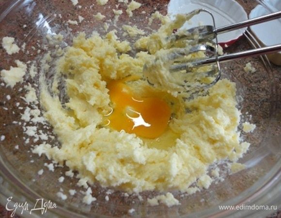 Размягченное масло взбить с сахаром, ванильным сахаром и солью в пышную массу. Добавить по одному куриные яйца среднего размера, тщательно взбивая.