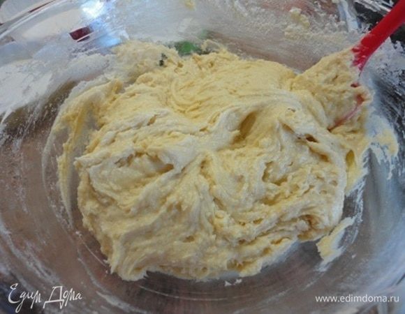 Смешать муку с разрыхлителем и просеять в яично-масляную массу. 