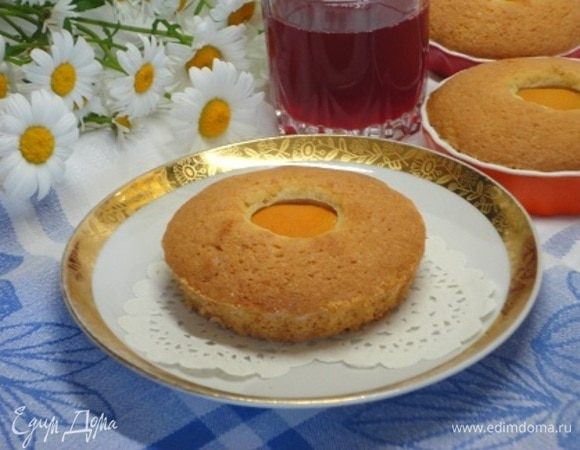 Выпекать 25 минут при температуре 170°С. Кексы хороши не только с кисленьким вишневым компотом, но и с чаем или кофе. Побалуйте себя!