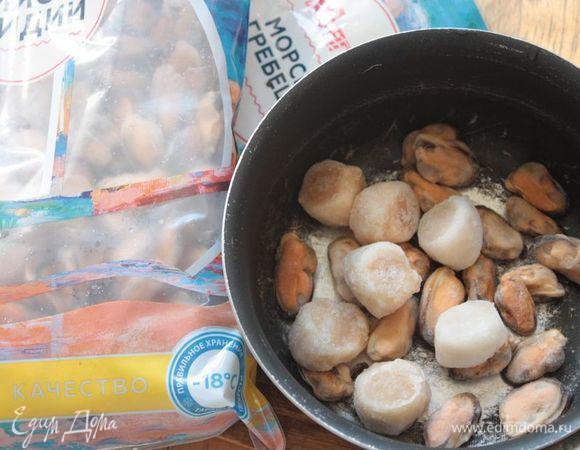 В качестве начинки будем использовать морские гребешки и мидии и для начала замаринуем их в белом вине и лимонном соке. 