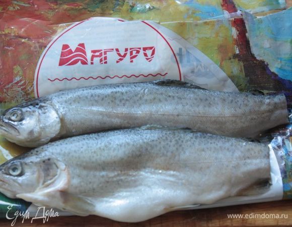 От форели по желанию можно отделить голову и хвост. Ее я тоже предлагаю сбрызнуть лимонным соком и оставить мариноваться буквально 10–15 минут.