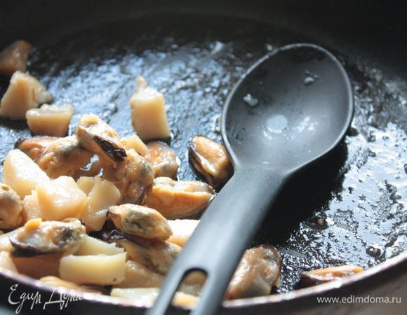 Обжарьте мидии с гребешками на сливочном масле на среднем огне в течение буквально 5 минут (важно не переготовить, так как они еще «дойдут» в духовке вместе с рыбой).

Заранее отварите обычный рис. Из бумаги для выпечки вырезаем два больших сердца и складываем их пополам, чтобы определить серединку.