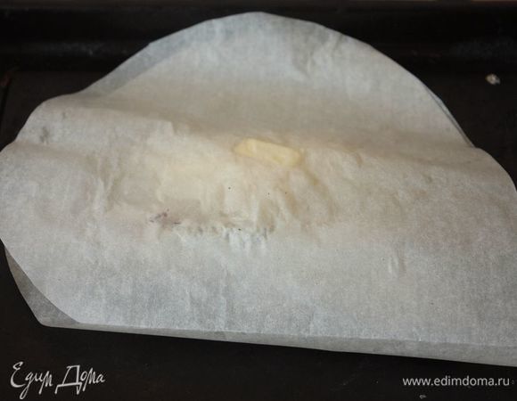 Накрываем содержимое будущего конверта второй половиной бумажного сердца.