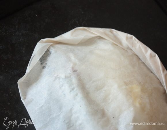 Начинаем подворачивать бумаги с верхней части сердца и далее следуем по кругу, по чуть-чуть отступая от следующего заворота.