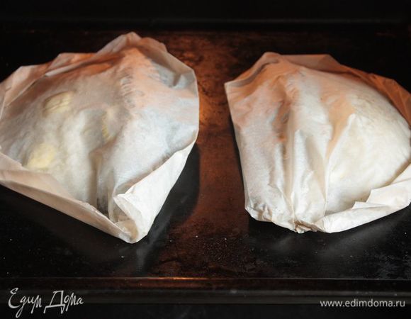Вот такие два конверта у нас получаются! Выкладываем их на противень и отправляем в духовку, на 180°С на 15–20 минут. За это время форель успеет приготовиться и остаться нежной.