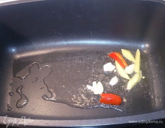 Обжариваем буквально 2-3 минуты, чтобы масло взяло все эти ароматы.