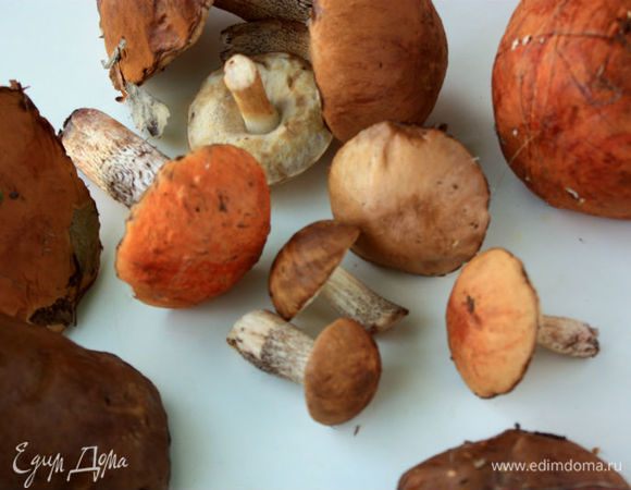 Понадобится смесь свежих лесных грибов, например, лисички, белые грибы, подберезовики.
