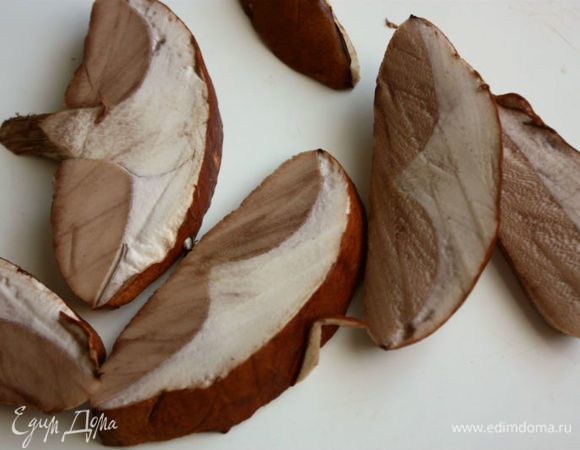 Очищенные грибы помыть, крупные нарезать пластинами или половинками, мелкие готовить целыми. В зависимости от выбранных грибов (при необходимости) отварить их и откинуть на сито.
