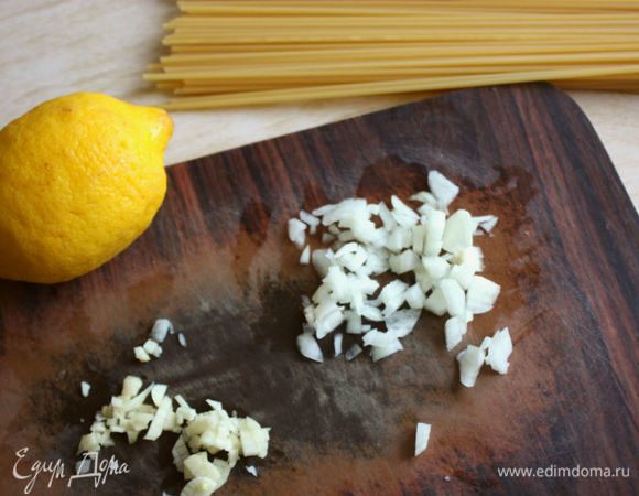 Бекон нарезать на тонкие ломтики. Лук и чеснок очистить, мелко порубить.

Вымыть петрушку, обсушить и мелко нарезать.
Лимон обдать горячей водой, обтереть, тонко снять с него цедру, измельчить и смешать с петрушкой в миске.
Отжать лимонный сок.