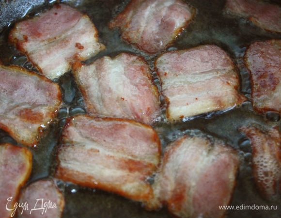 В это время в сотейнике разогреть 1 ст. л. растительного масла, обжарить бекон. Добавить в сотейник лук и чеснок на 2–3 минуты, затем убрать все в отдельную миску, оставив только жир.
Оставшееся растительное масло вылить в сотейник, в 2–3 приема обжарить грибы примерно по 5 минут. Не нужно выкладывать в сотейник сразу все грибы, иначе они не будут красивого коричневого цвета.
Все обжаренные грибы вернуть в сотейник, приправить солью и перцем. 
Добавить к грибам сливочное масло, продолжая жарить еще 2–3 минуты, затем добавить бекон и готовить еще 1 минуту, снять с огня.

Влить лимонный сок к петрушке и цедре, добавить смесь в сотейник.