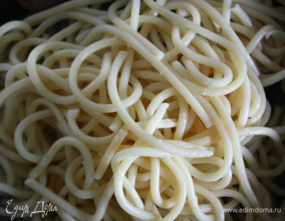 Готовую пасту откинуть на сито и переложить к грибам, осторожно перемешать.