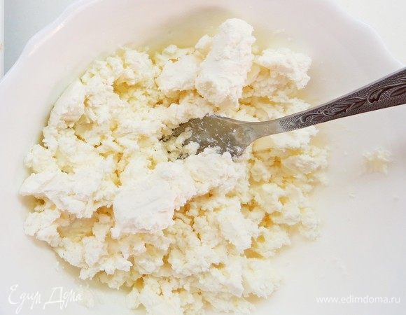 Брынзу предварительно разминаем вилочкой.