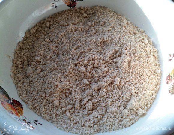 Смешать вместе разрыхлитель, пшеничную муку, гречневую, кукурузную (конечно всю эту муку можно заменить на обычную пшеничную). Столовые ложки муки брала с горкой. Все смешать. Добавить натертое на терке сливочное масло. Перетереть масло с мукой в крошку, как на фото.
