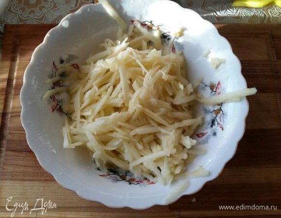 Натереть на терке. Сбрызнуть лимонным соком, чтобы яблоко не изменило свой цвет.