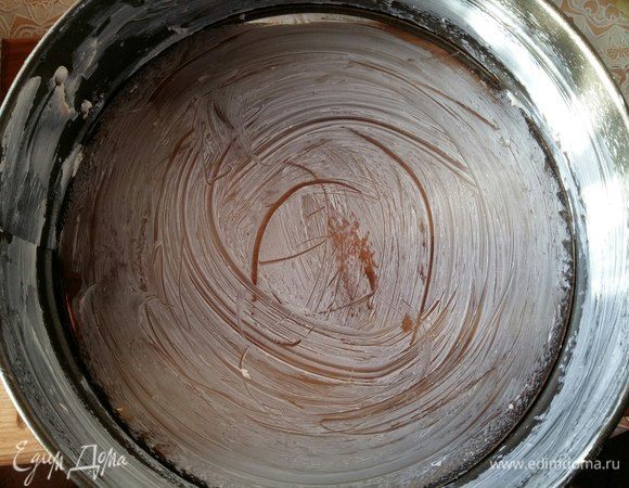 Смазать форму сливочным маслом либо маргарином. Включить духовку на 200°С.