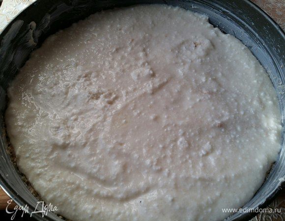 И тут я забыла сфотографировать первый слой. Половину нашей крошки высыпать равномерно в форму. Далее слой творога. Его мы видим на фото:)