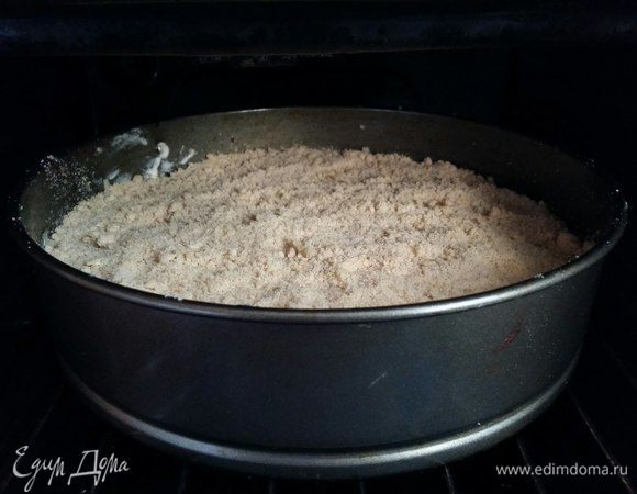 Отправить в духовку на 50–60мин. Это время ориентировочное. У меня пирог в духовке находился ровно 1 час. Контролируйте, пожалуйста, время по своей духовке.