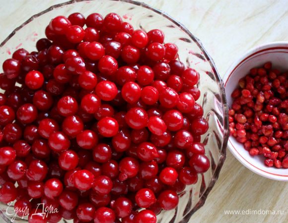 Вишню помыть, обсушить и удалить из нее косточки. Взвесить, чтобы рассчитать количество сахара.